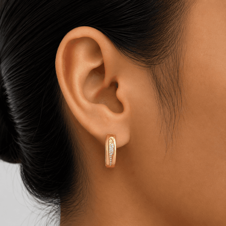 Brinco argola com Detalhes Cravejados em Zircônia Banhado a Ouro 18K