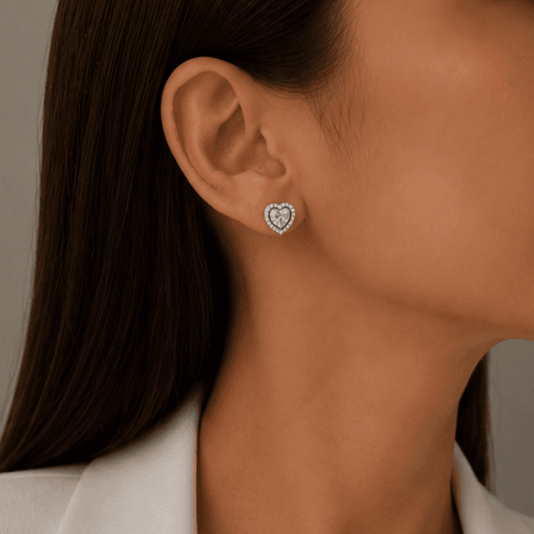 Brinco Coração Cravejado em Moissanite e Zircônias Prata 925 Banhado a Ouro Branco