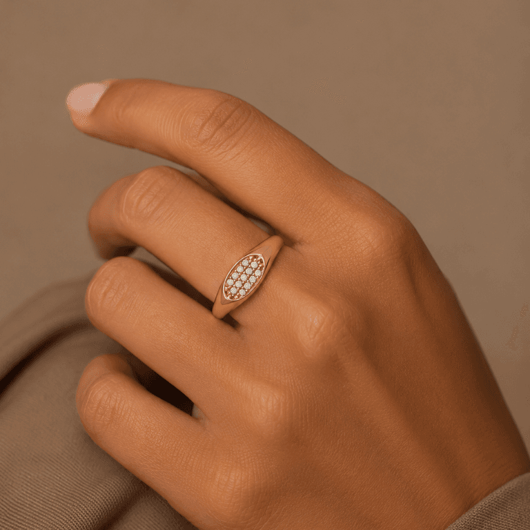 Anel com Chapa Cravejada em Zircônias Banhado a Ouro 18K Tamanho:8