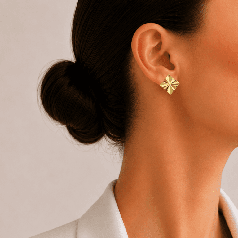 Brinco Quadrado Martelado Banhado a Ouro 18K