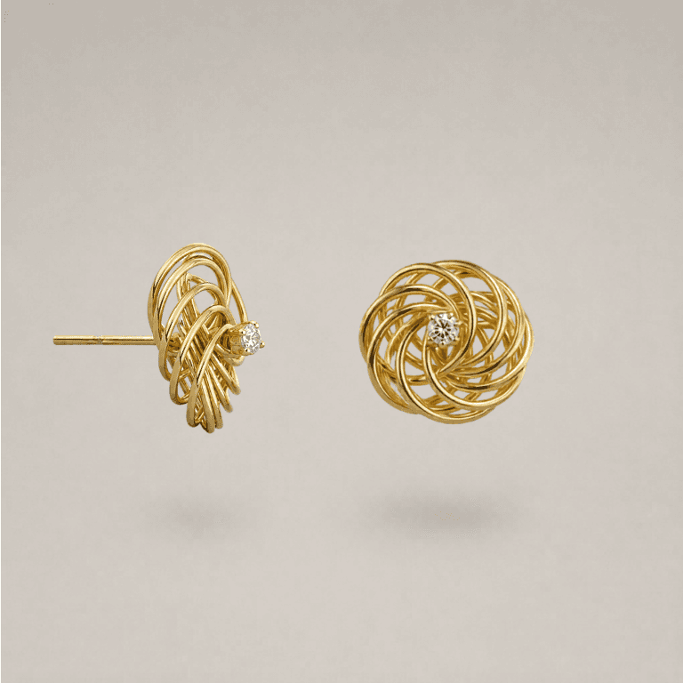 Brinco Elos Entrelaçados Cravejado em Zircônia Banhado a Ouro 18K