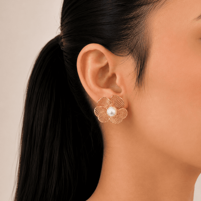 Brinco Flor Arabesco com Pérola Banhado a Ouro 18K