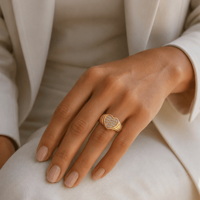 Anel com Chapa Coração Cravejado em Zircônias Banhado a Ouro 18K