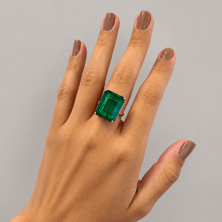 Anel Cravejado Esmeralda e Zircônias Banhado a Ouro 18K