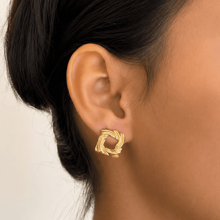 Brinco Quadrado Modelado Vazado Banhado a Ouro 18K
