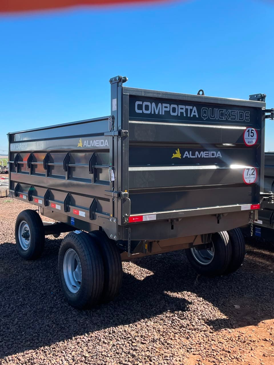 Carreta Agrícola Basculante Almeida - Modelo Max Cargor 6.0 2 Eixos (1 Eixo Dianteiro Simples e 1 Eixo Traseiro Duplo) - Com Pneus — default