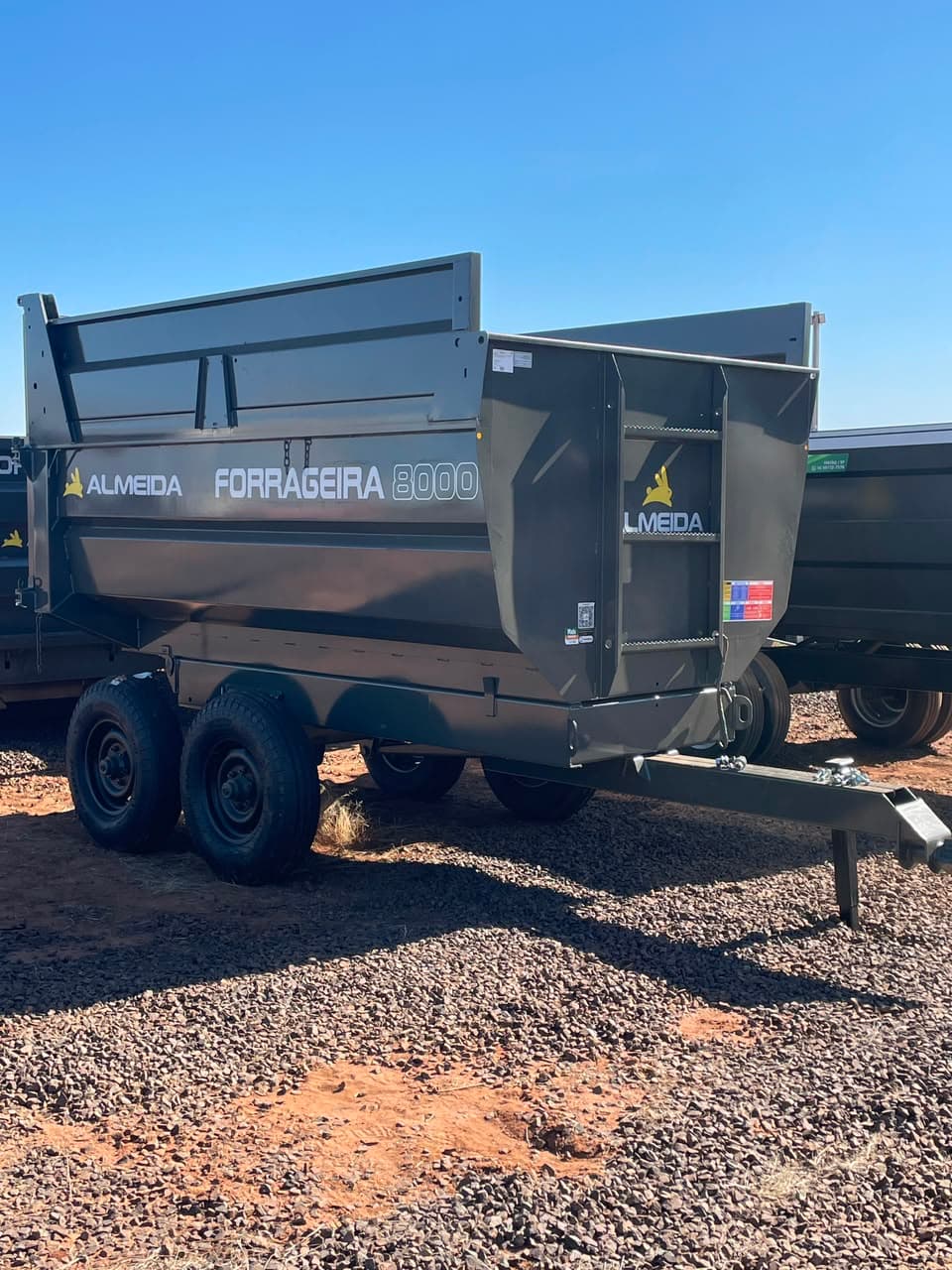 Carreta Agrícola Basculante Almeida - Modelo Forrageira 8000 - Rodado Tandem Com Pneus — default