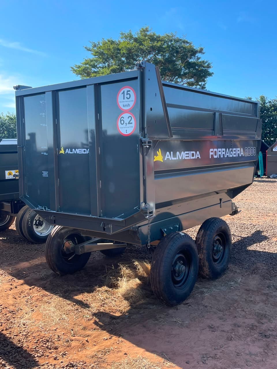 Carreta Agrícola Basculante Almeida - Modelo Forrageira 8000 - Rodado Tandem Com Pneus