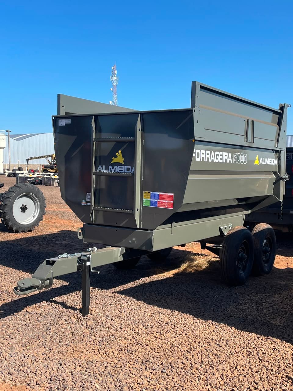 Carreta Agrícola Basculante Almeida - Modelo Forrageira 8000 - Rodado Tandem Com Pneus