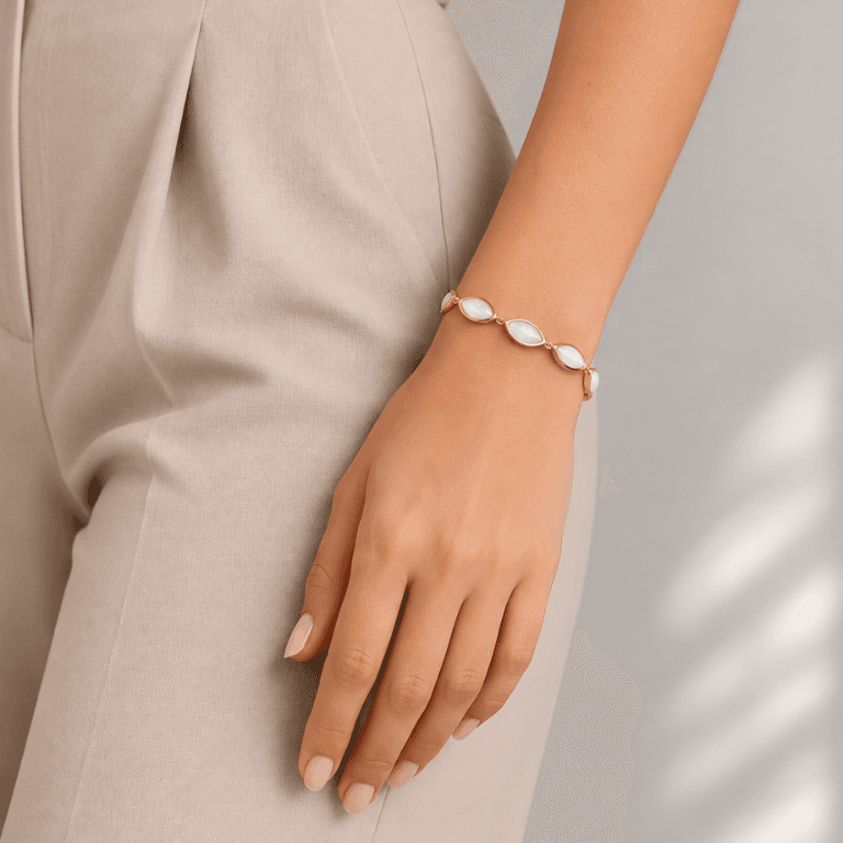 Pulseira Oval com Madrepérola Banhado a Ouro !8K
