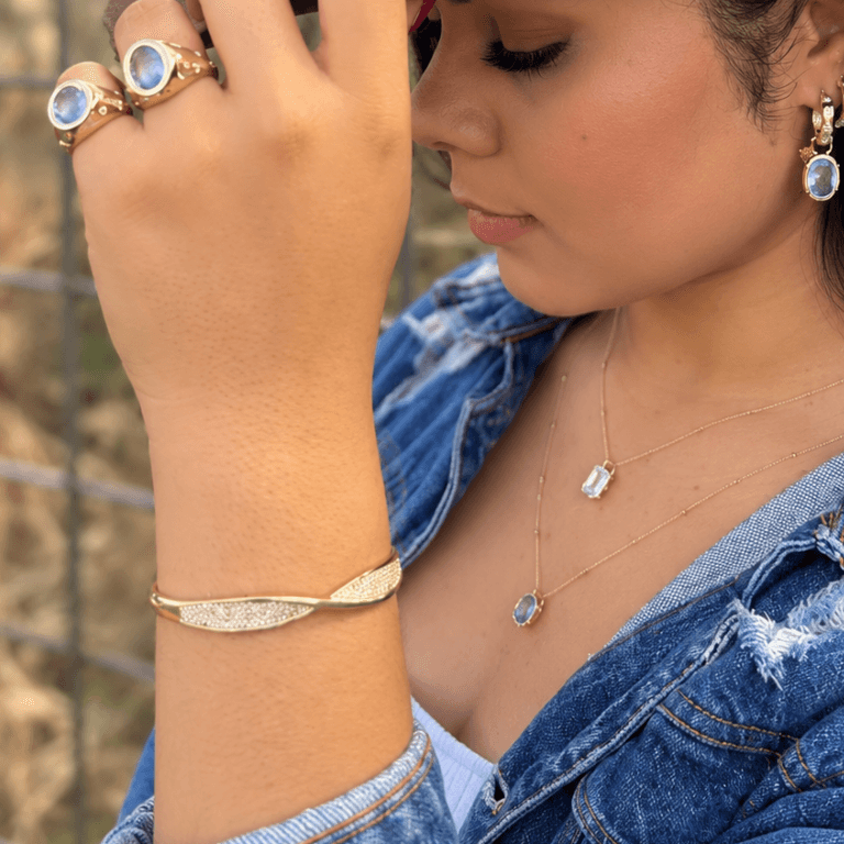 Bracelete Infinito Torcido Cravejado com Zircônias Banhado a Ouro 18K