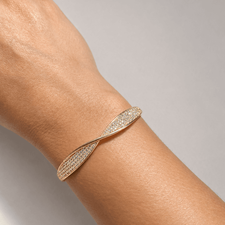 Bracelete Infinito Torcido Cravejado com Zircônias Banhado a Ouro 18K