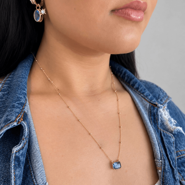 Colar Escapulário Nossa Senhora Aparecida Zircônias e Cristal London Blue Banhado a Ouro 18K