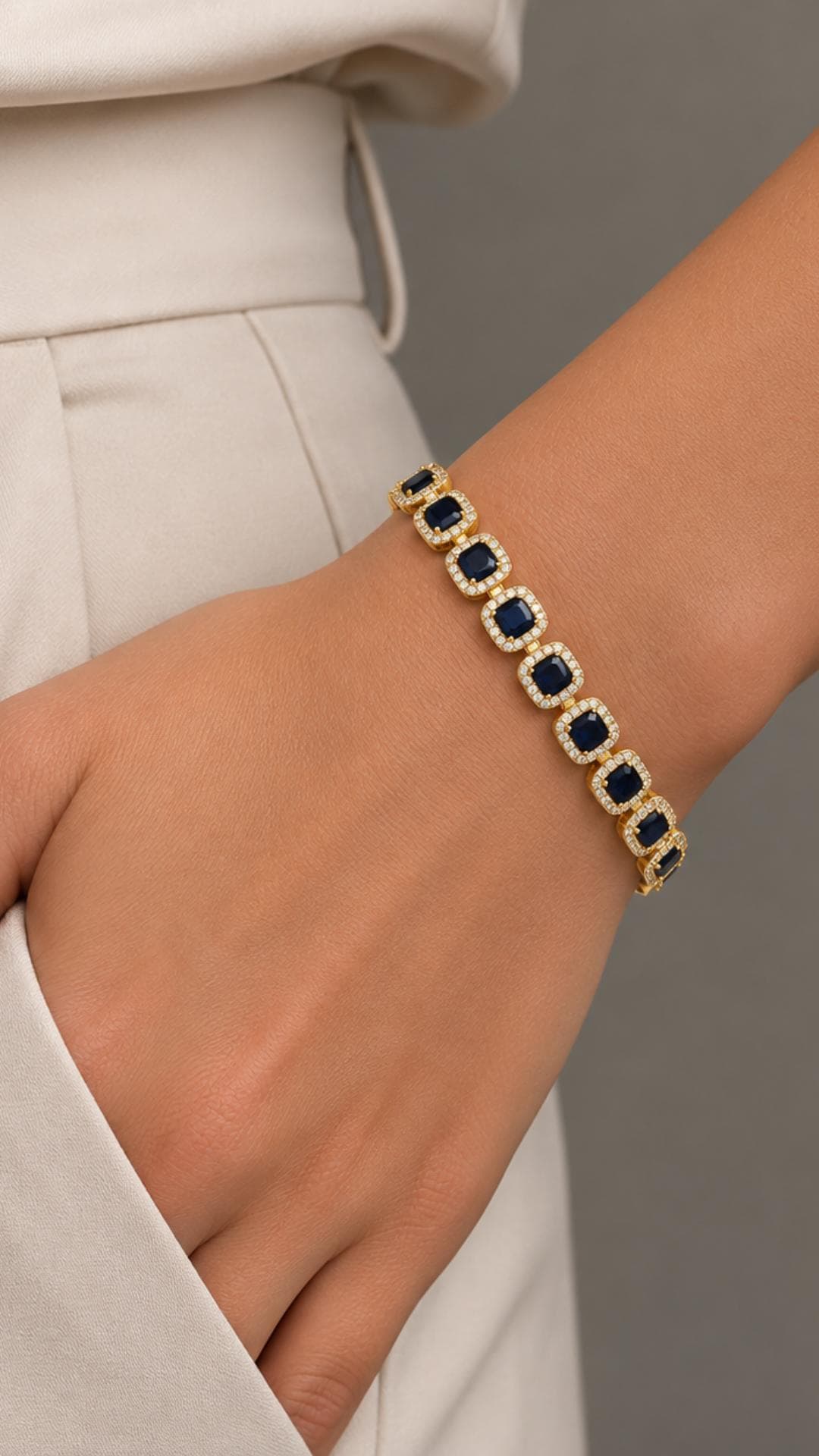 Pulseira Riviera Quadrada com Zircônias Azuis Safira e Brancas Banhada a Ouro 18K