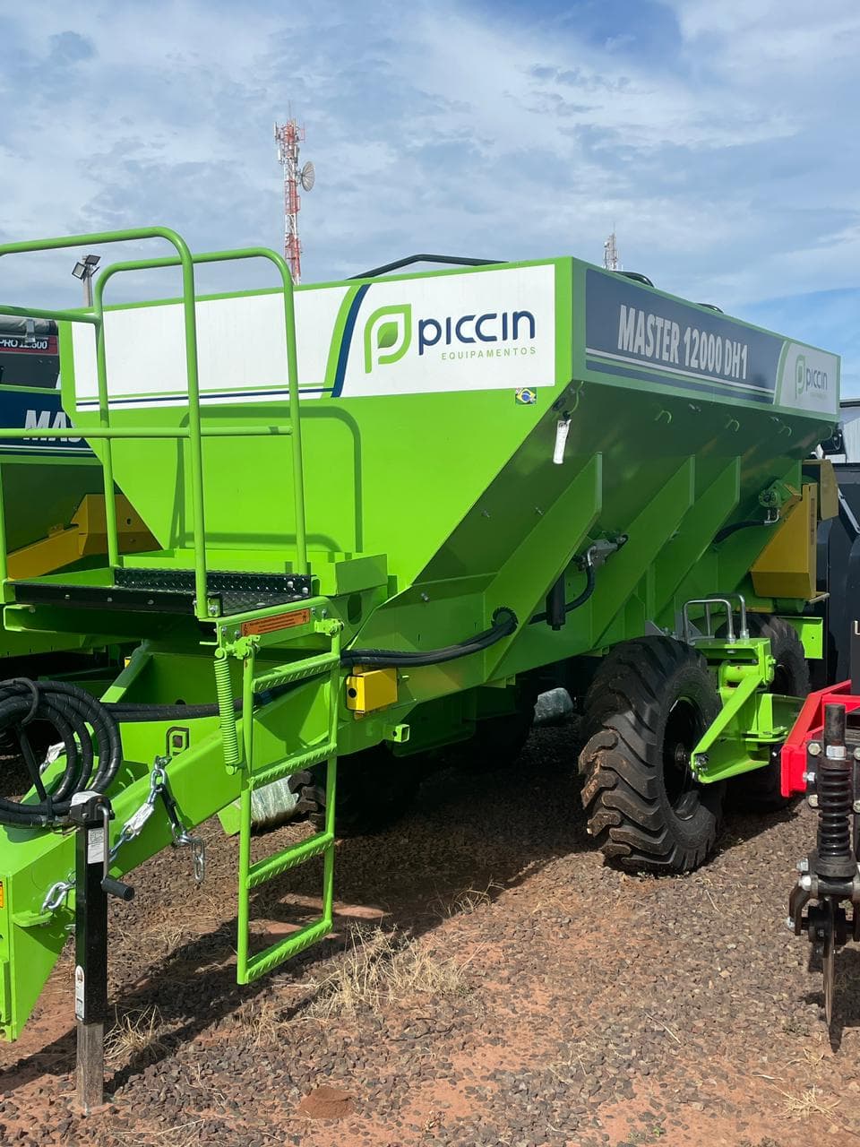 Distribuidor de Calcário e Compostos Orgânicos Piccin - Modelo Master 12000 DH1 - Motor Hidráulico — default