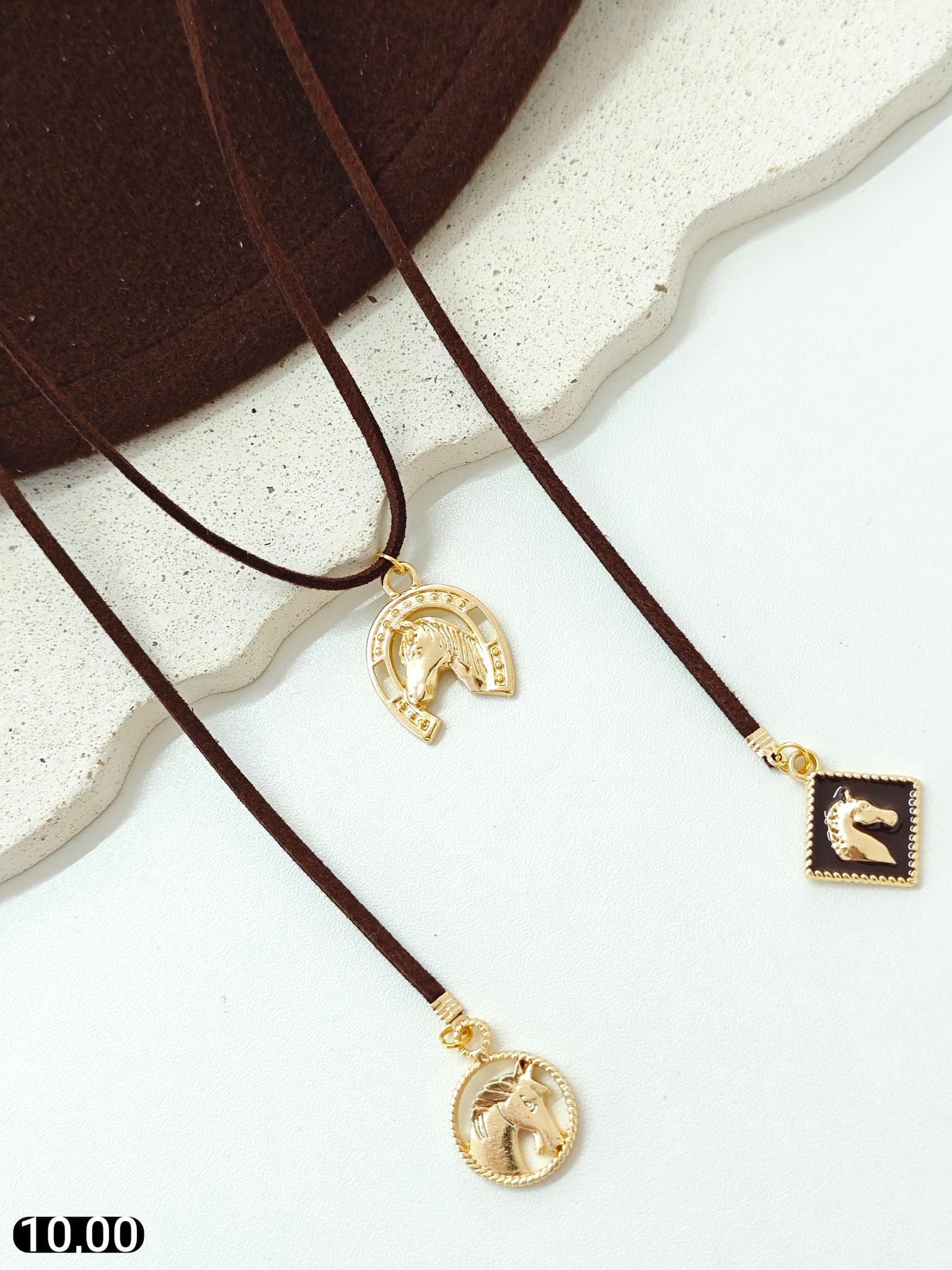 Colar Suede Pingente Ferradura e Cavalo
