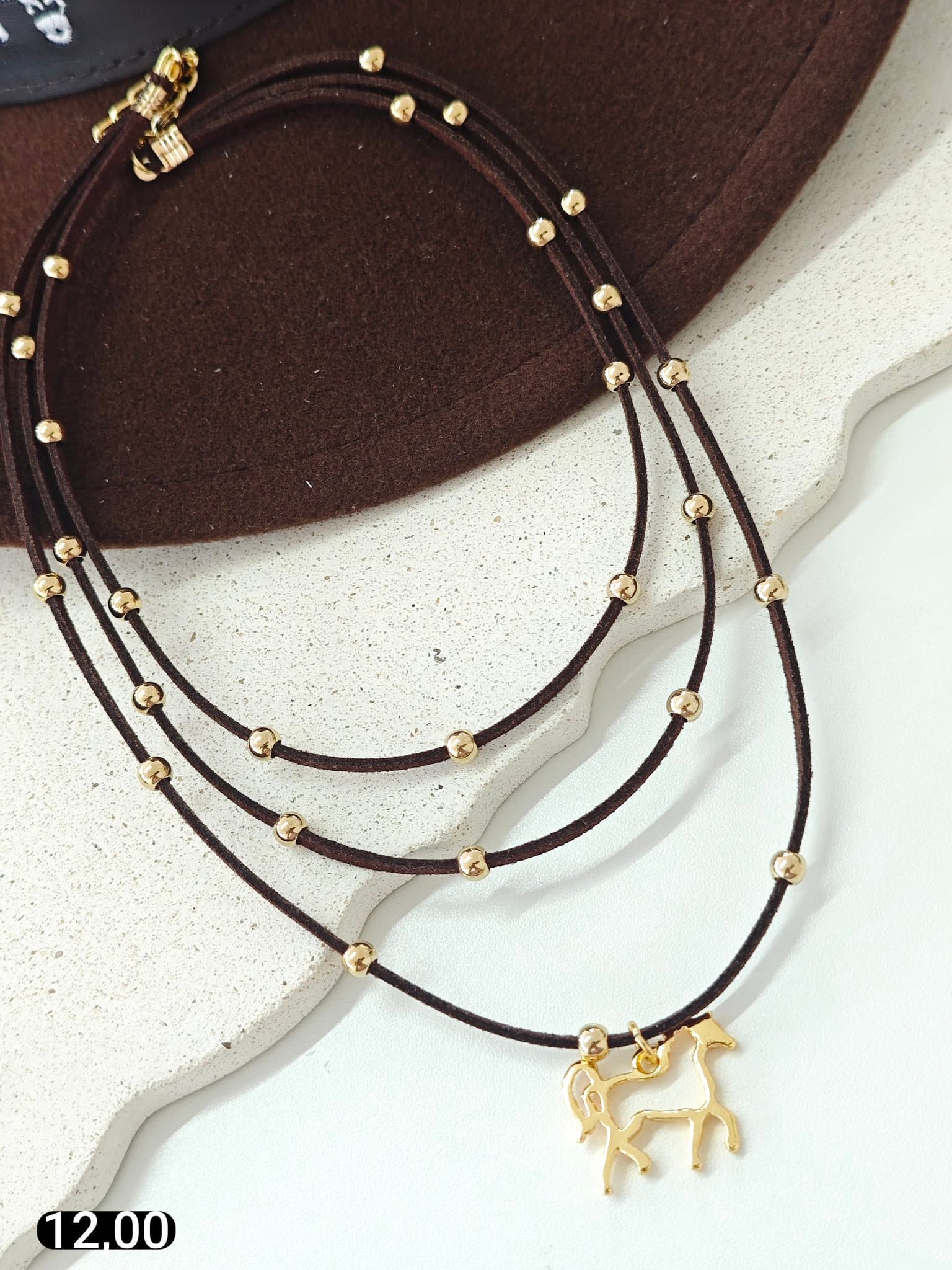 Colar Suede Preto Triplo Bolinhas Douradas Chapéu