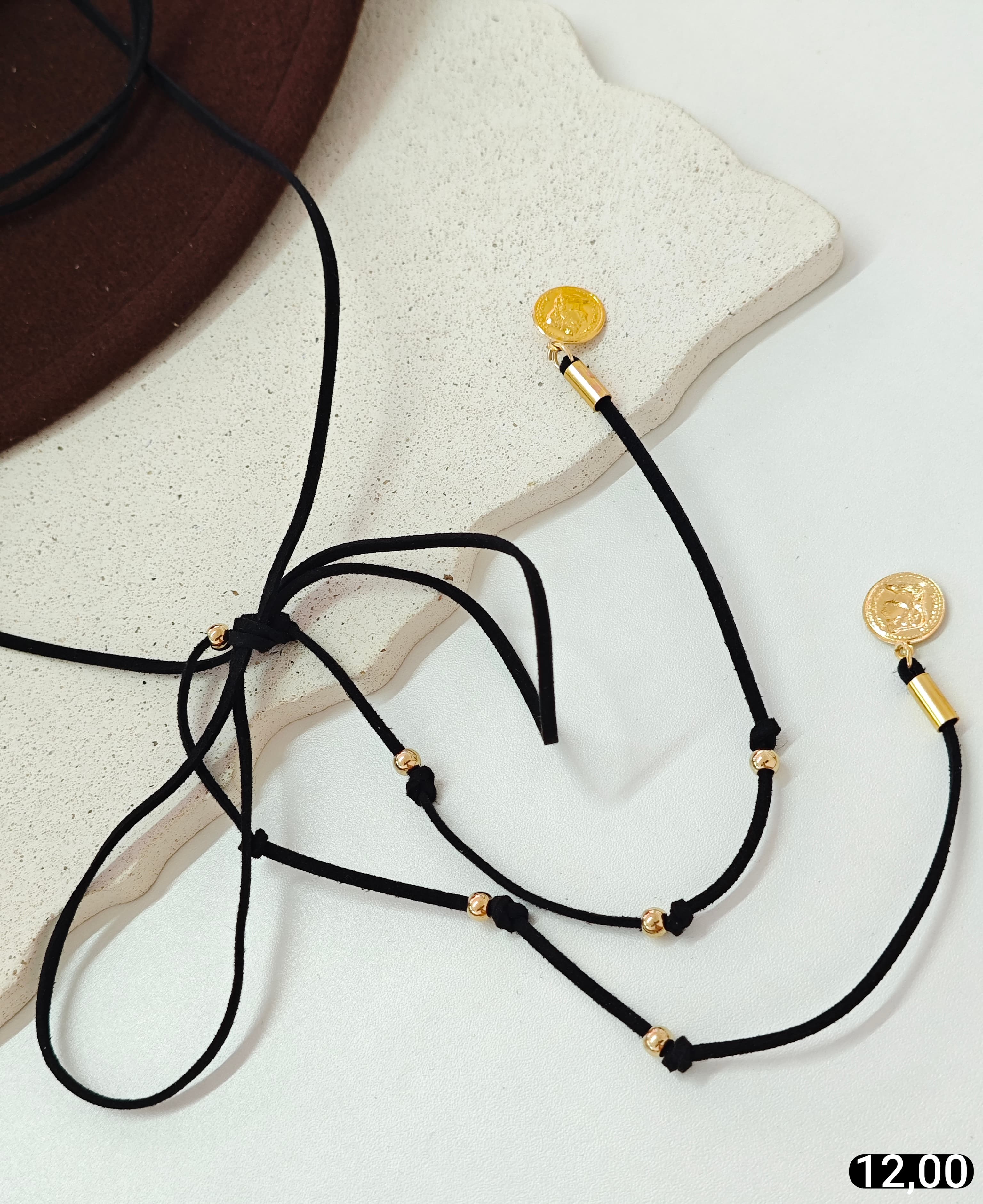 Colar Suede Preto Triplo Bolinhas Douradas Chapéu
