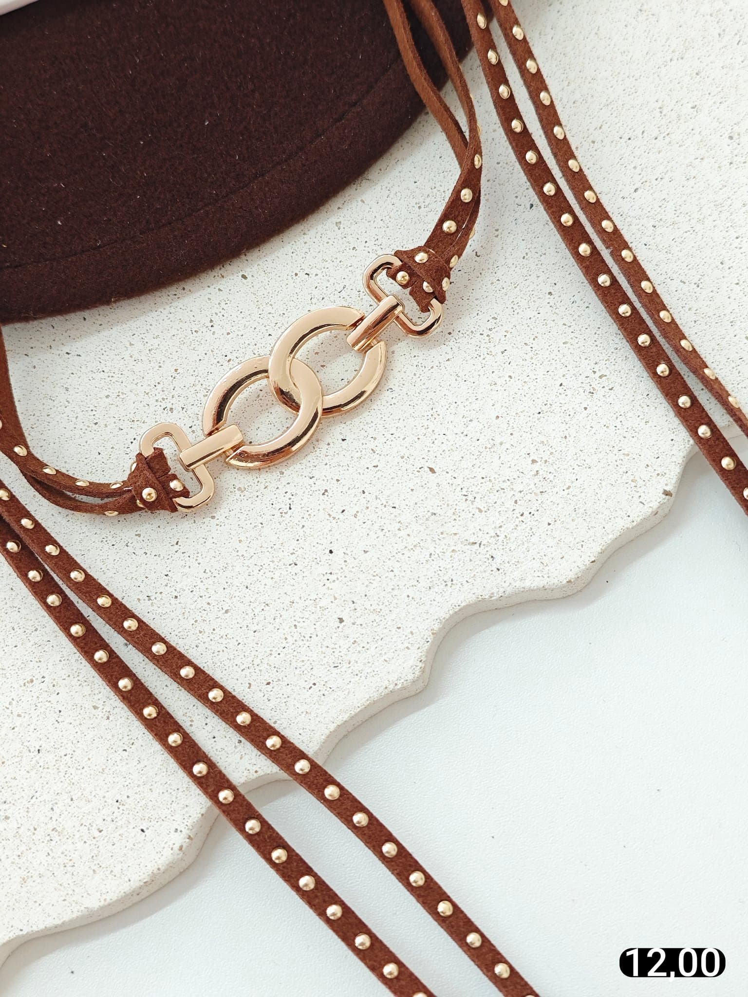 Colar Suede Longo Tachas Douradas e Argolas