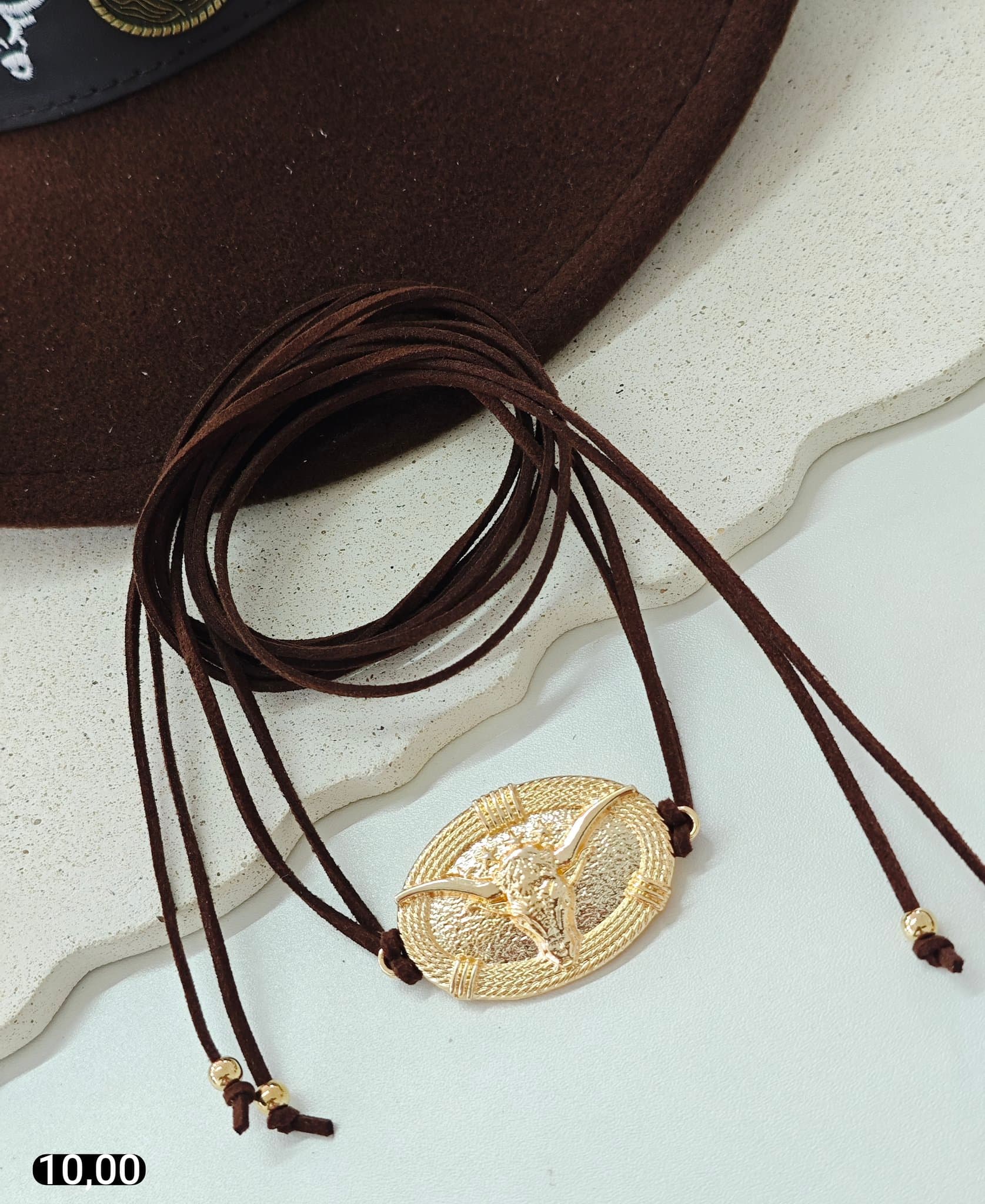 Colar Suede Medalha Sol Dourada — MARROM ESCURO