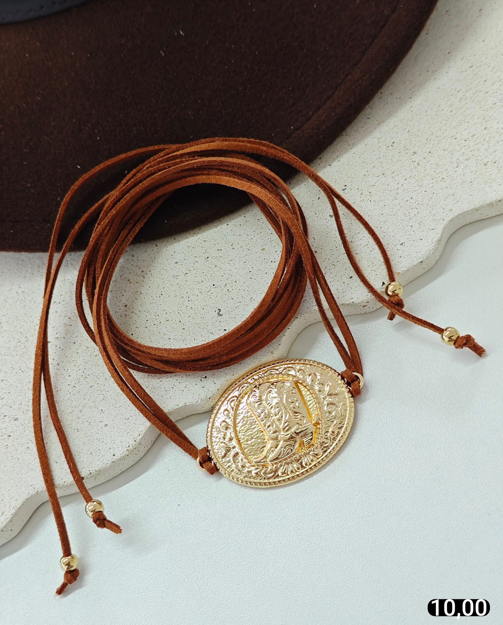Colar Suede Medalha Sol Dourada