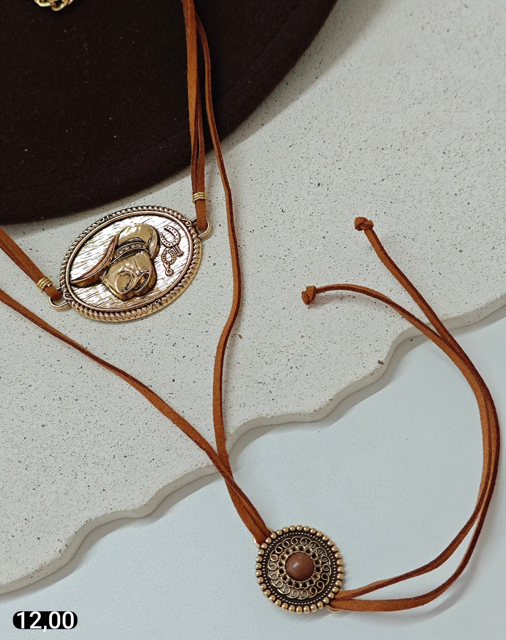 Colar Suede Pingente Medalha Bicolor Dourada e Prateada — MARROM