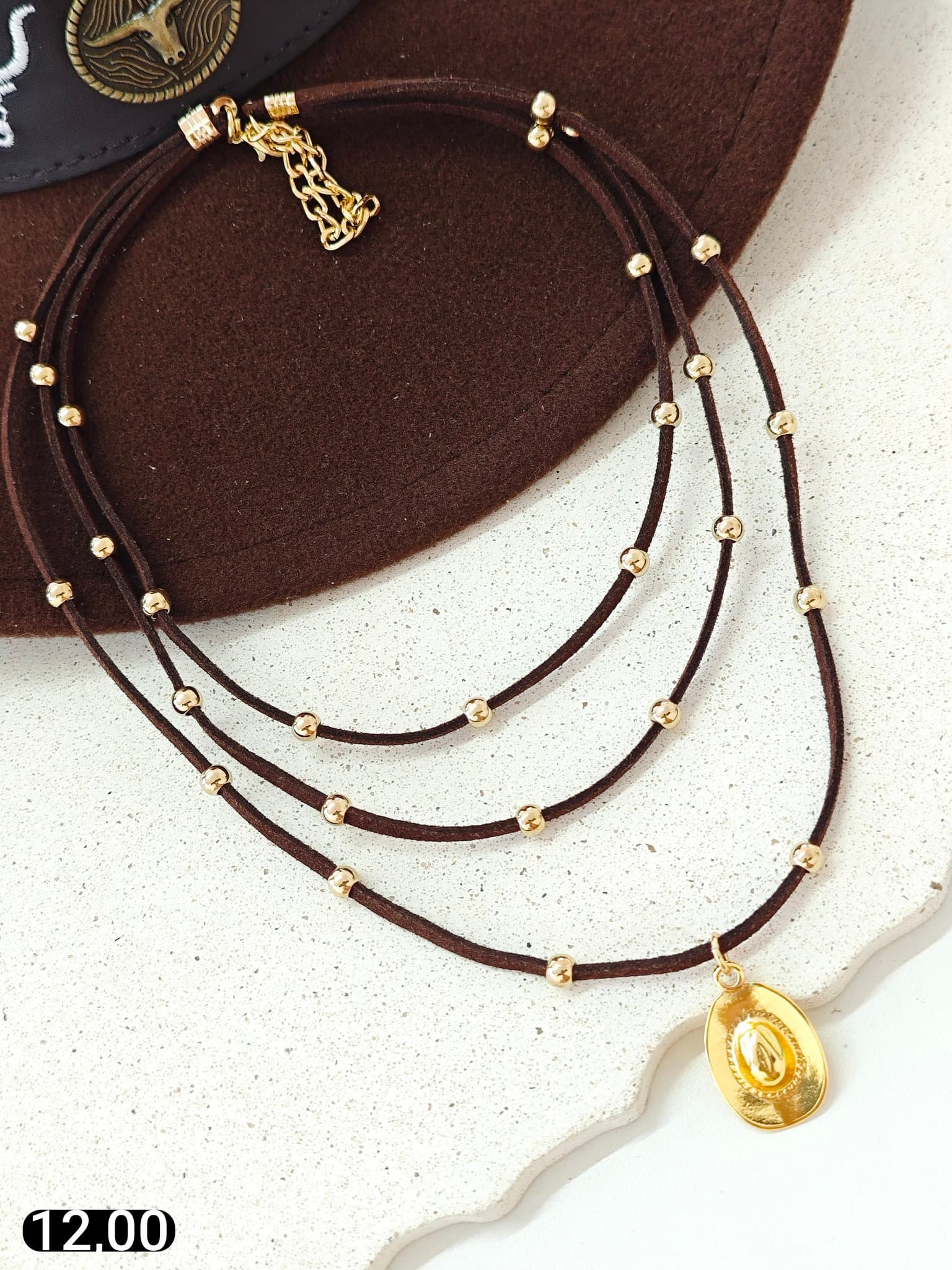 Colar Suede Pingente Oval Vazado Dourado — MARROM