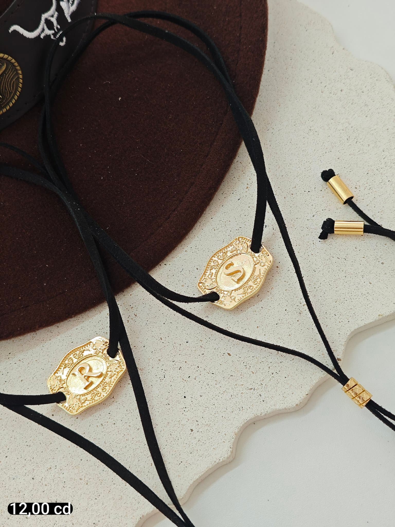 Colar Suede Pingente Rombo Vazado Dourado — PRETO