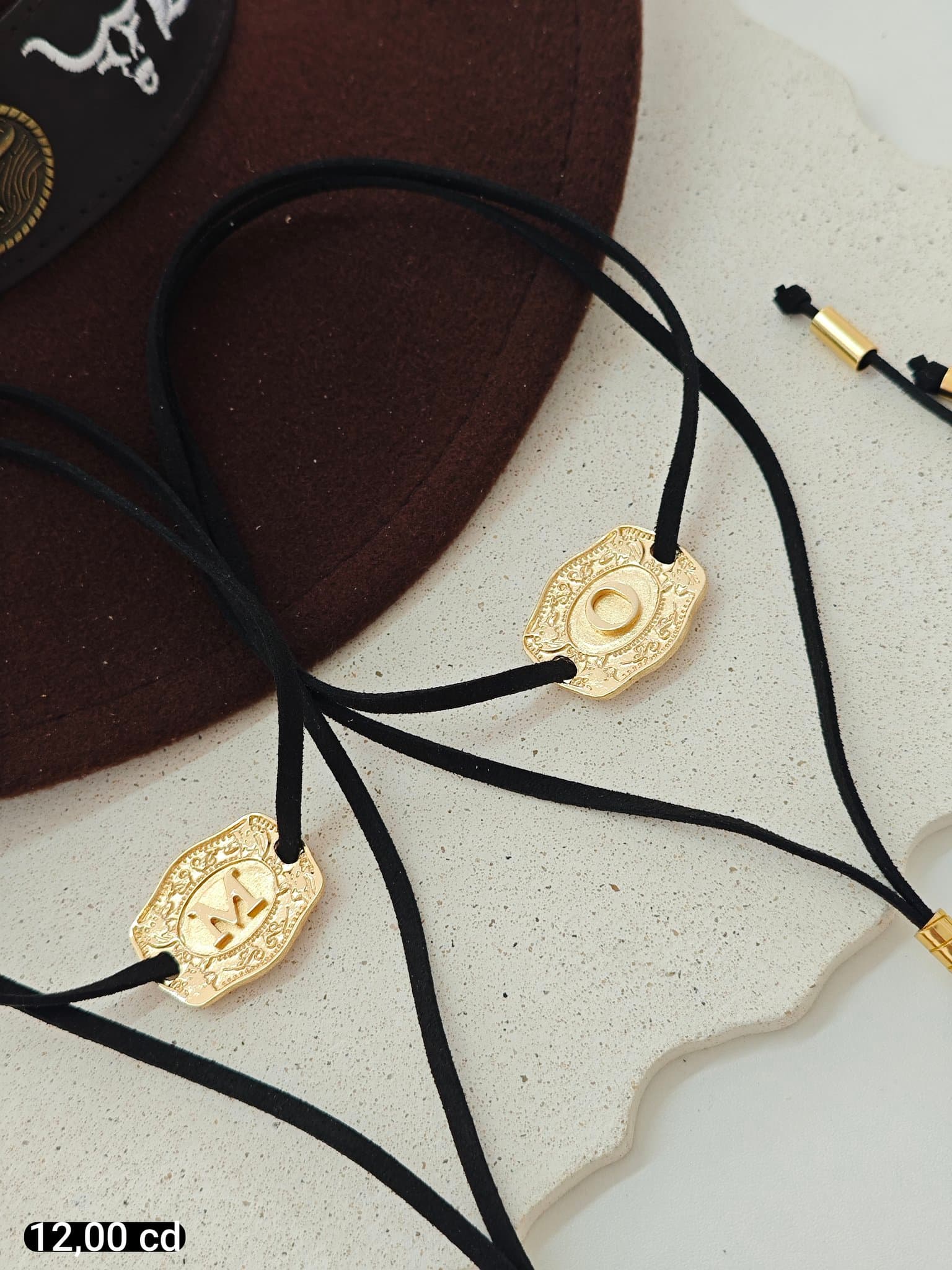 Colar Suede Pingente Rombo Vazado Dourado