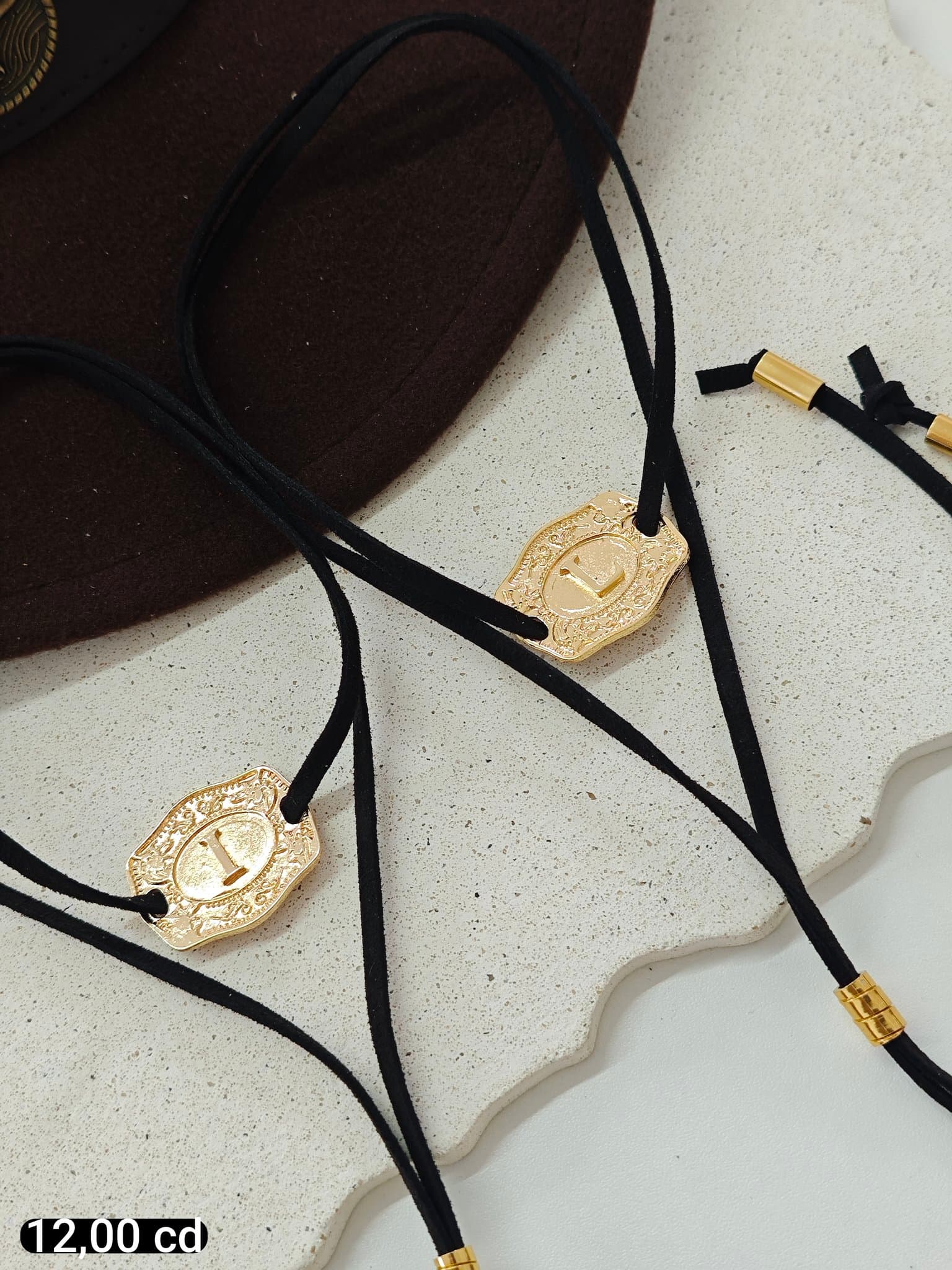 Colar Suede Pingente Rombo Vazado Dourado