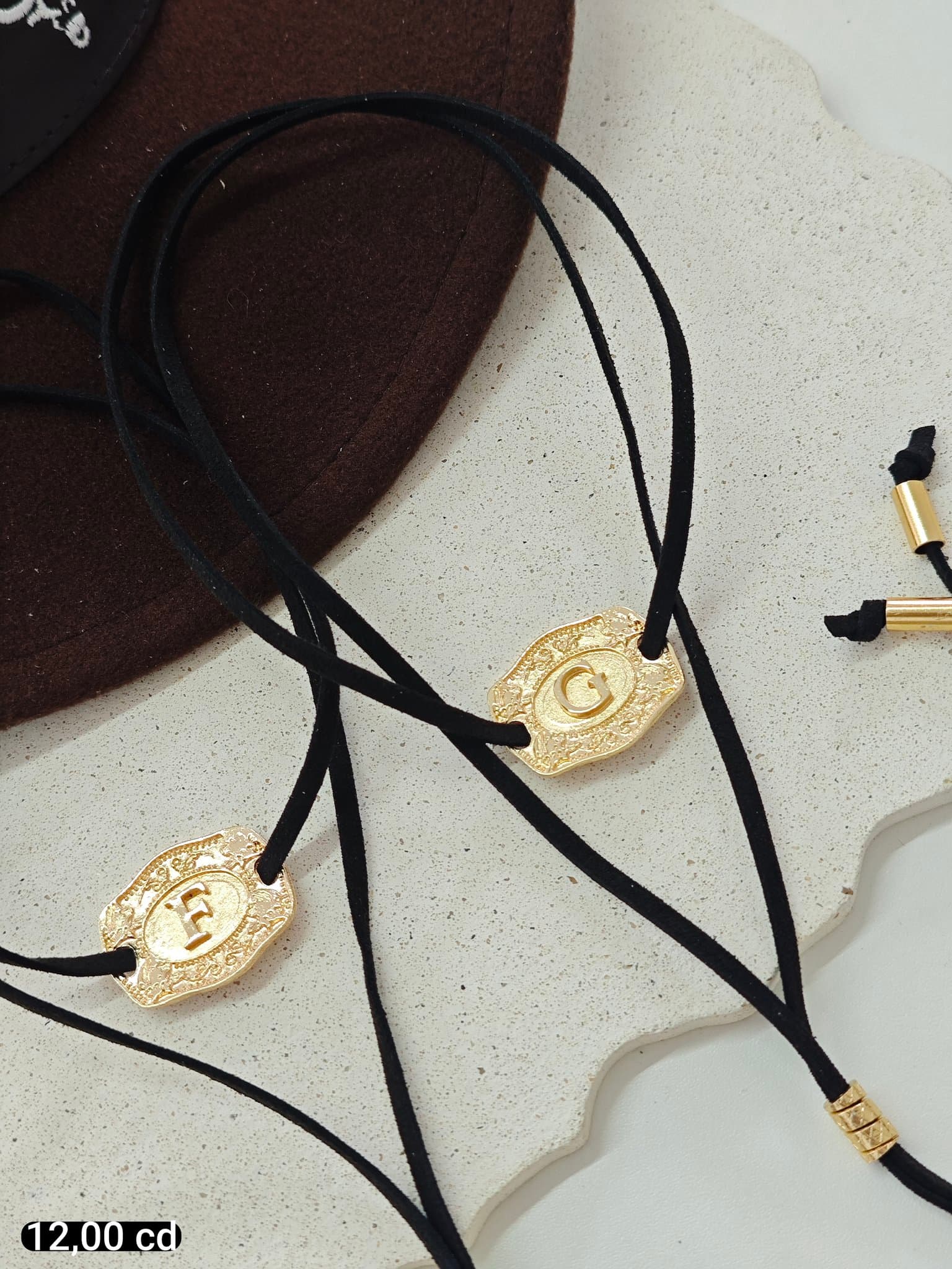Colar Suede Pingente Rombo Vazado Dourado