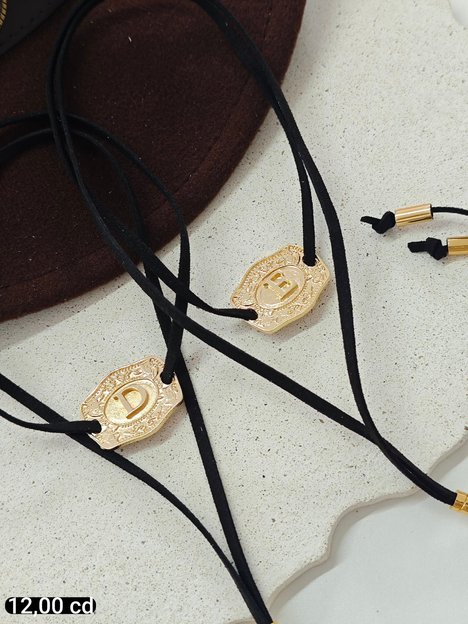 Colar Suede Duplo Pingente Escudo Dourado — PRETO