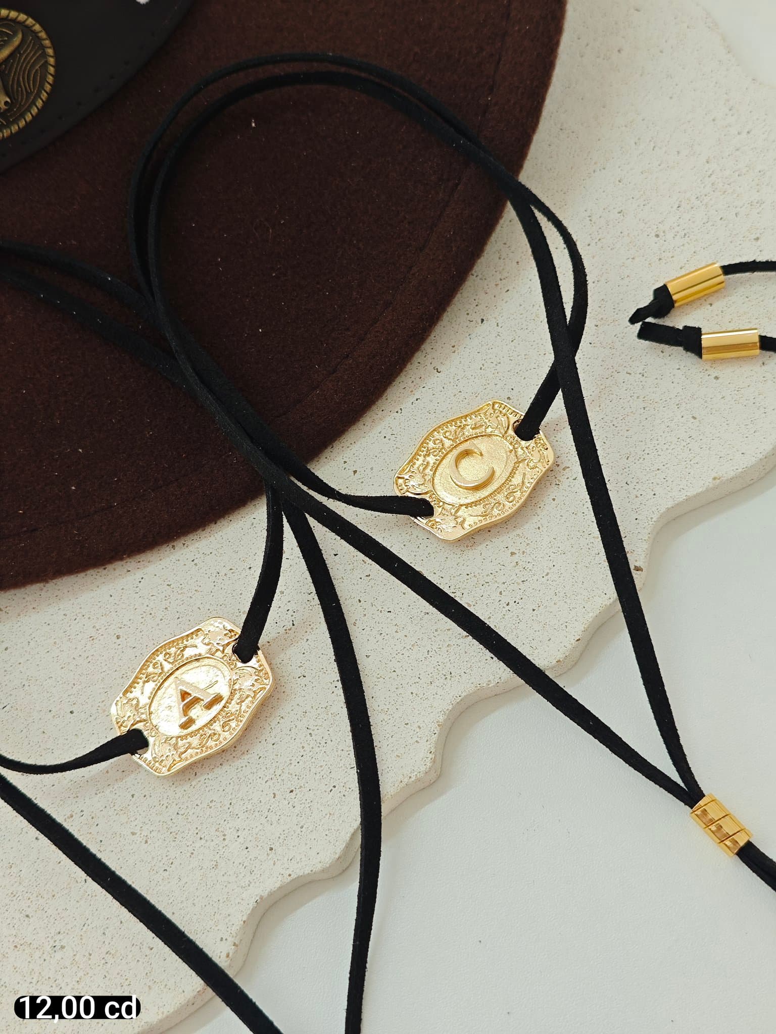 Colar Suede Duplo Pingente Escudo Dourado