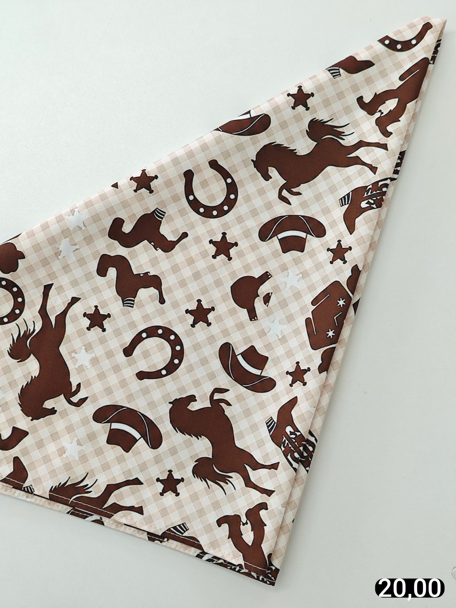 Bandana Country Estampa Cavalos e Ferraduras Bege — BEGE