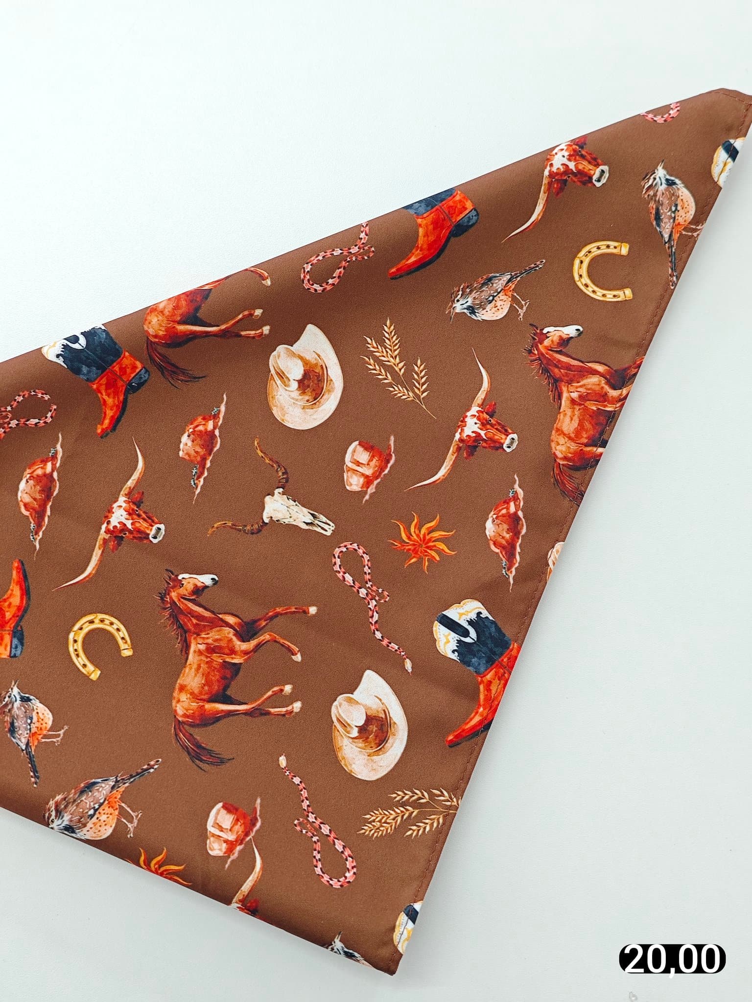Bandana Country Estampa Equestre Caramelo — CARAMELO