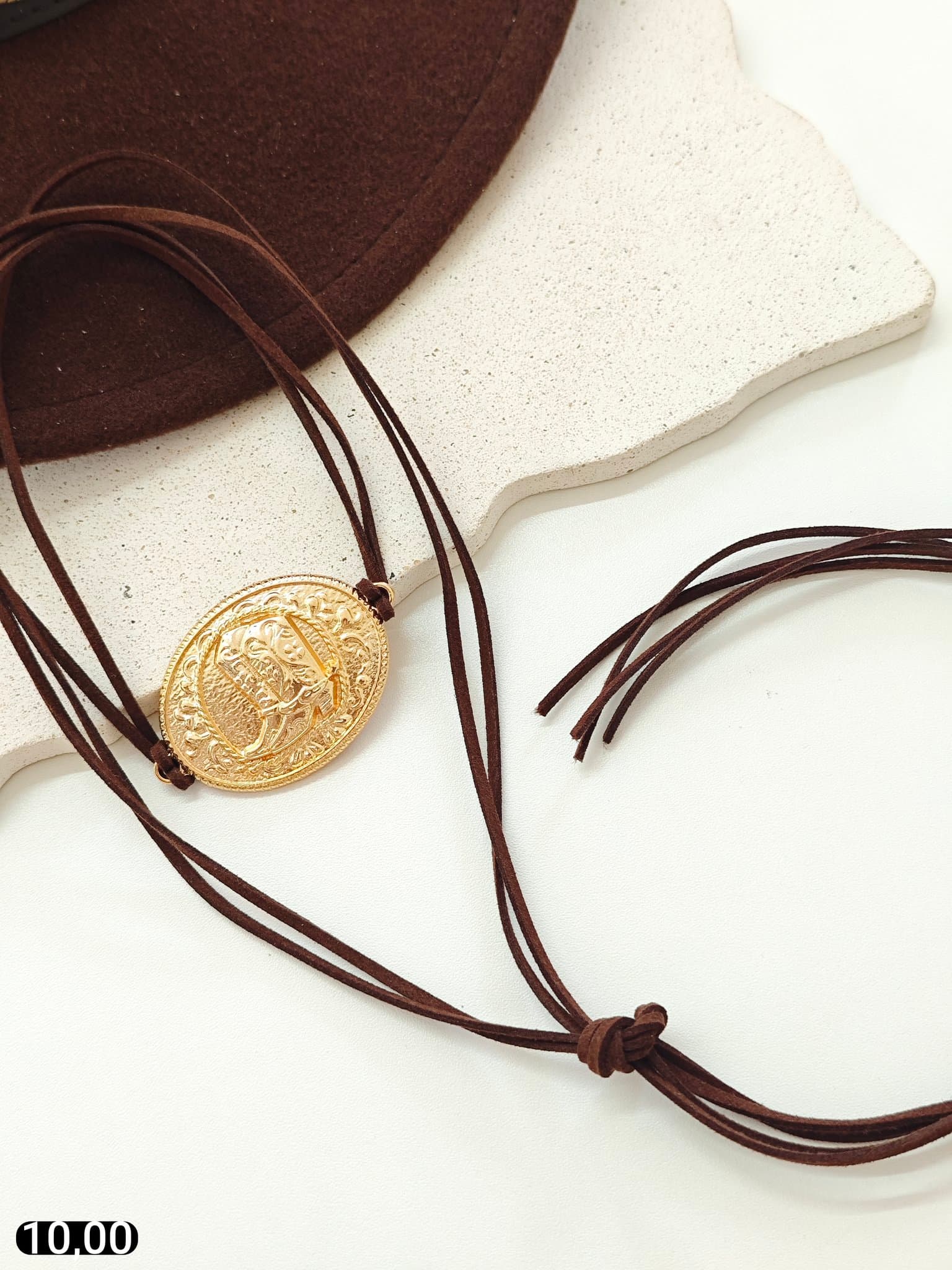 Colar Suede Pingente Medalha Dourada — MARROM