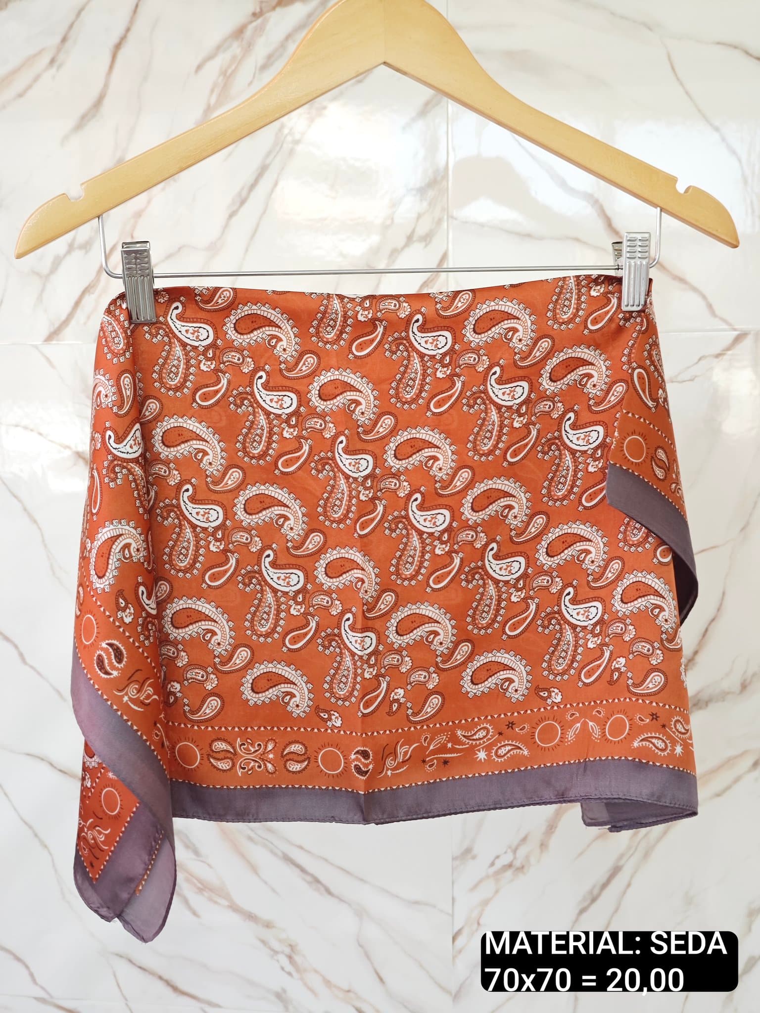 Lenço Cetim Paisley Laranja e Branco — LARANJA