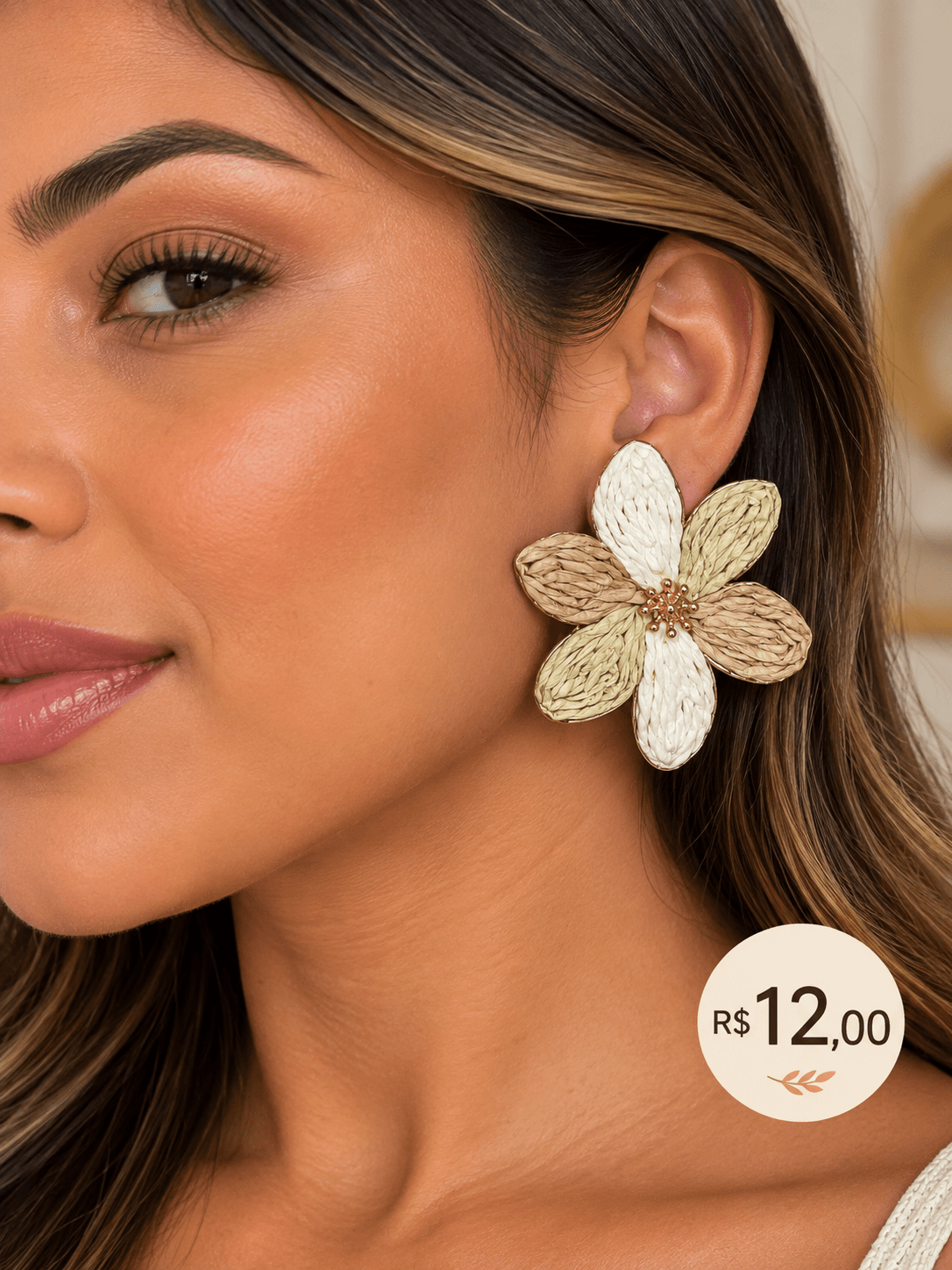Brinco Ráfia Flor Grande com Micro Contas — Off-white e natural