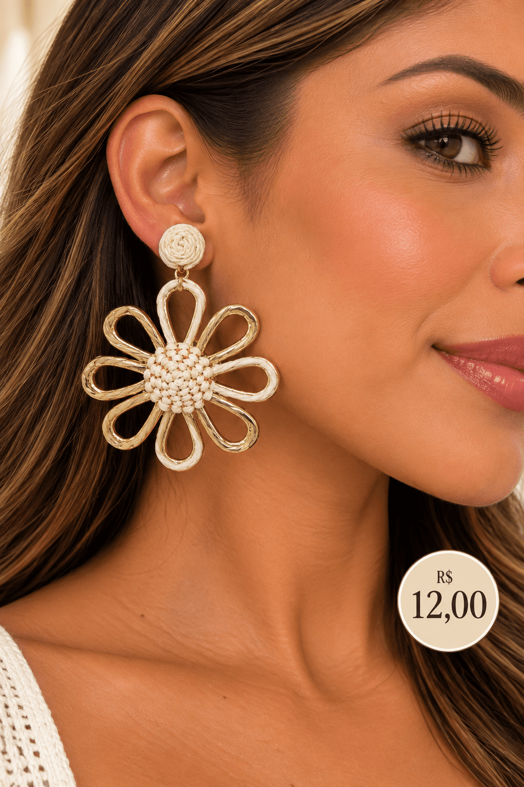 Brinco Fibra Flor Vazada Oito Pétalas — Dourado com miolo natural
