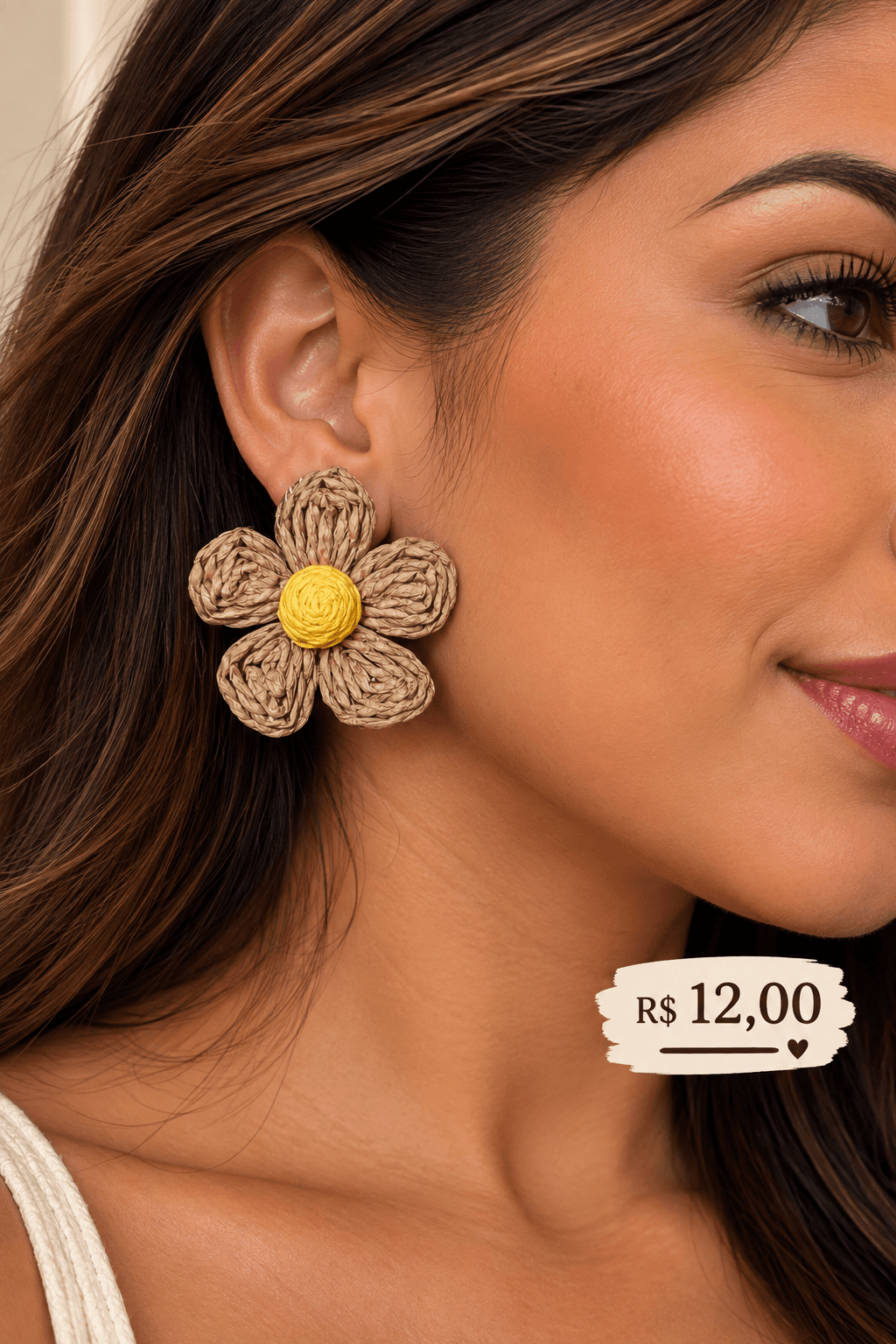 Brinco Fibra Flor Pétalas Arredondadas — Natural com miolo amarelo