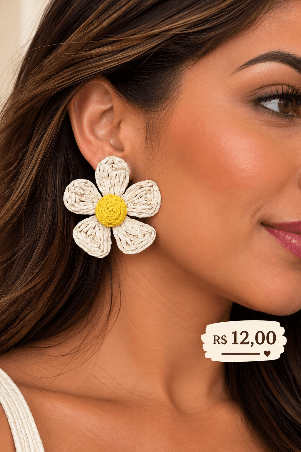 Brinco Fibra Flor Pétalas Arredondadas — Branco com miolo amarelo
