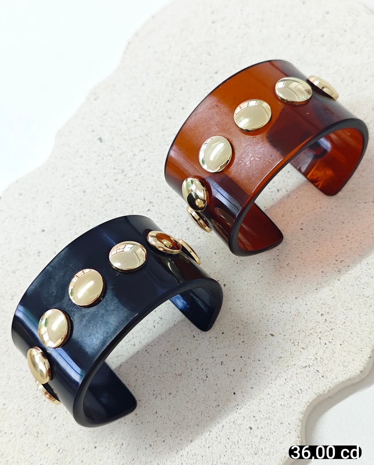 Bracelete Resina Largo com Tachas — Preto e caramelo