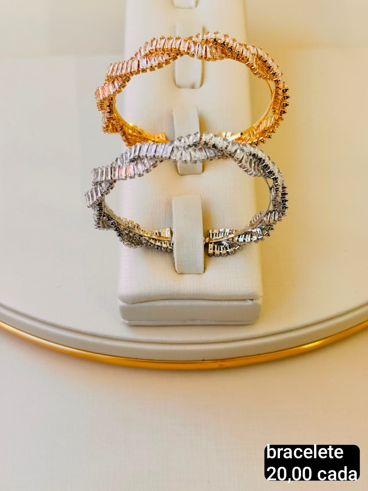 Bracelete Torcido Zircônias Baguete — Dourado