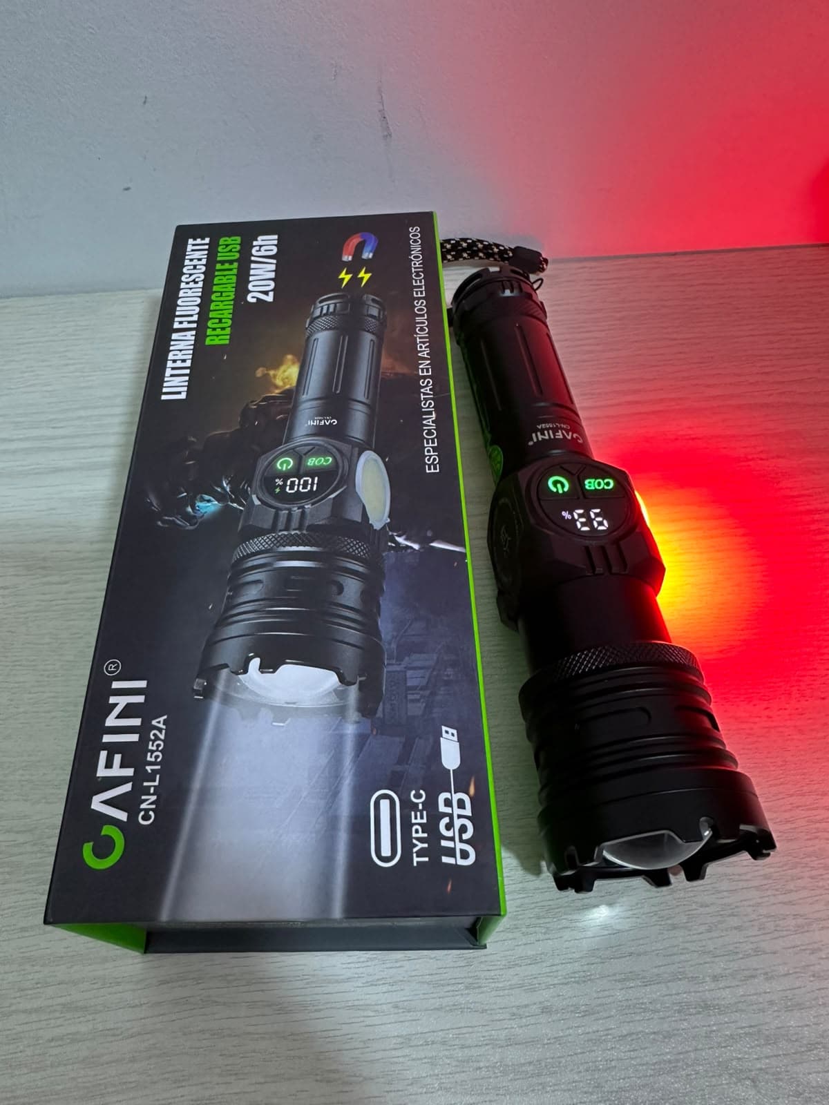 Linterna táctica con imán y luz lateral